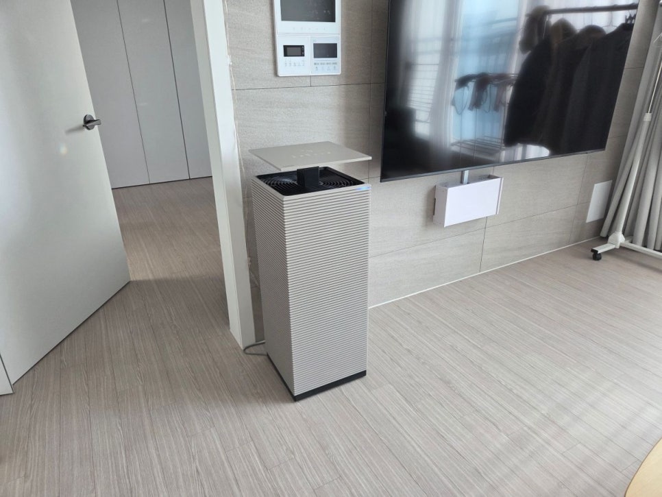 거실에서 사용 중인 코웨이 노블 2 공기청정기 | 출처: 렌트리