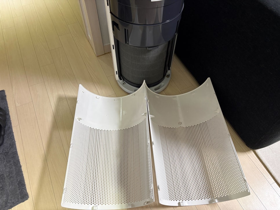 필터 재조립 중인 모습 | 출처: 렌트리