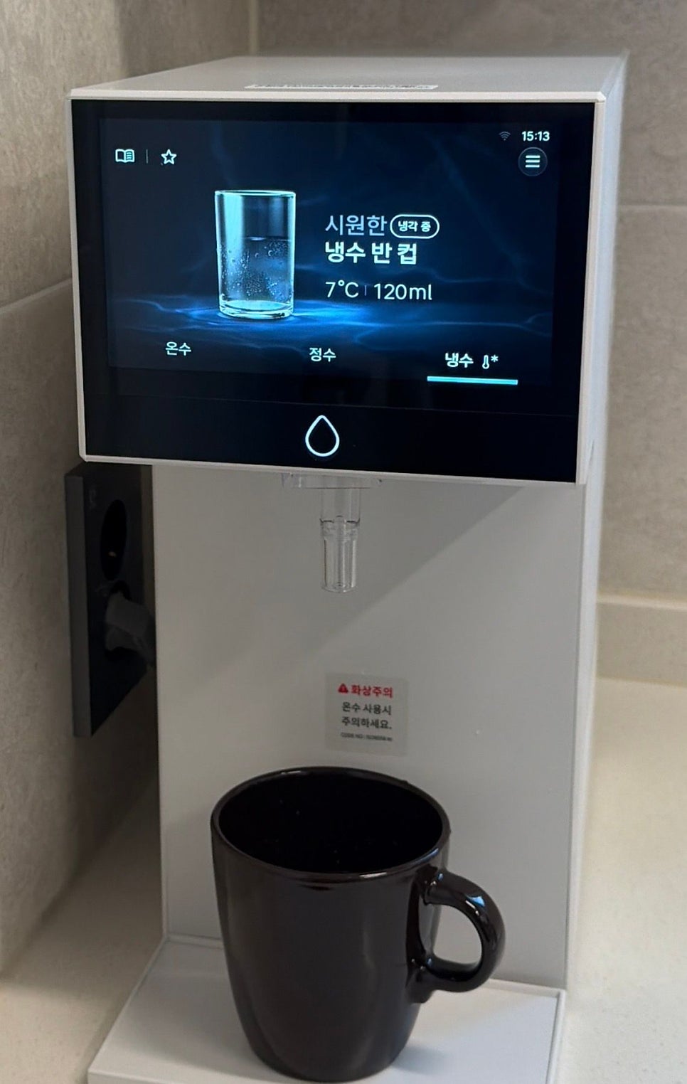 물 온도와 출수량이 디스플레이에 확인되는 코웨이 아이콘 프로 정수기