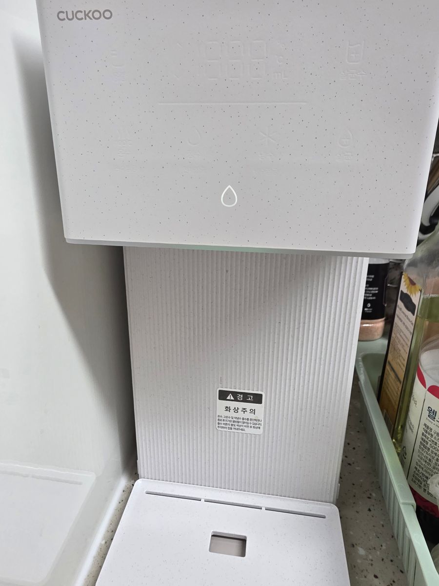 좁은 공간에서 사용 중인 쿠쿠 인스퓨어 미니100