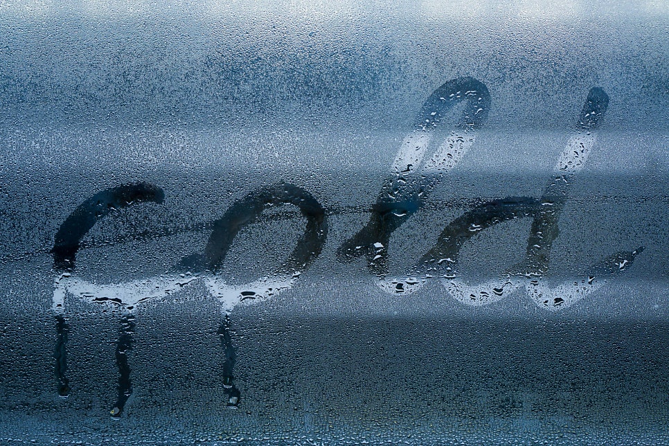 온도 차로 인해 결로 현상이 생긴 모습 | 출처: Unsplash