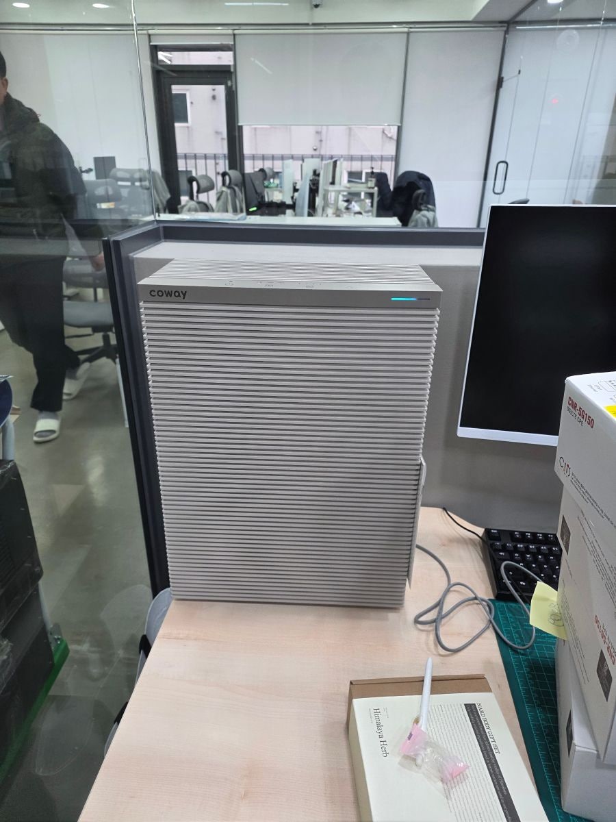 사무실 책상위에 올려두고 사용할만큼 슬림한 디자인 | 출처: