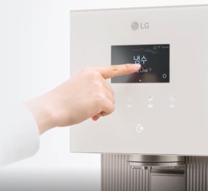 LG 퓨리케어 오브제 컬렉션 냉온정 얼음정수기 터치스크린 작동 사진 | 출처: 렌트리 제품 상세 페이지