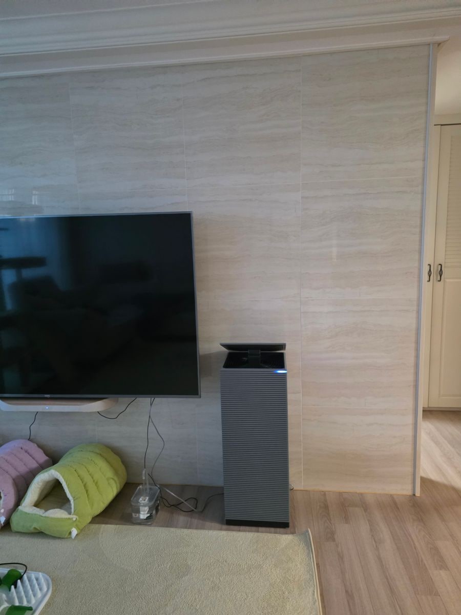 거실 공간에 배치하여 사용 중인 코웨이 노블 2 공기청정기 | 출처: 렌트리