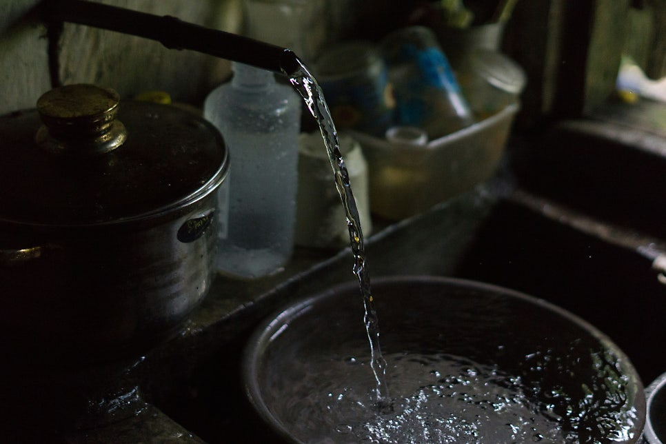 수돗물을 따르는 모습 | 출처: Unsplash