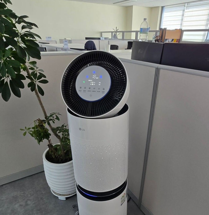 회사 사무실에 설치된 LG 퓨리케어 360도 공기청정기 | 출처: 렌트리