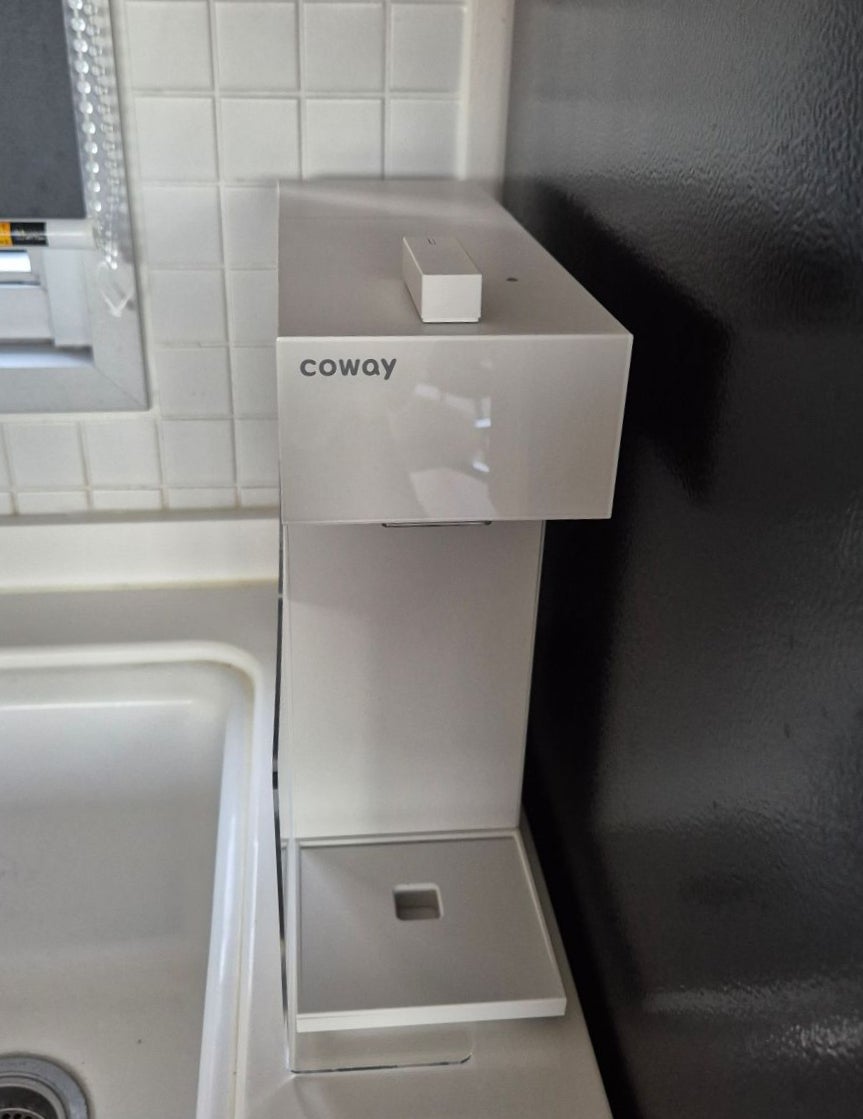 좁은 싱크대 위에 두어도 여유로운 코웨이 스위치 무선 정수기