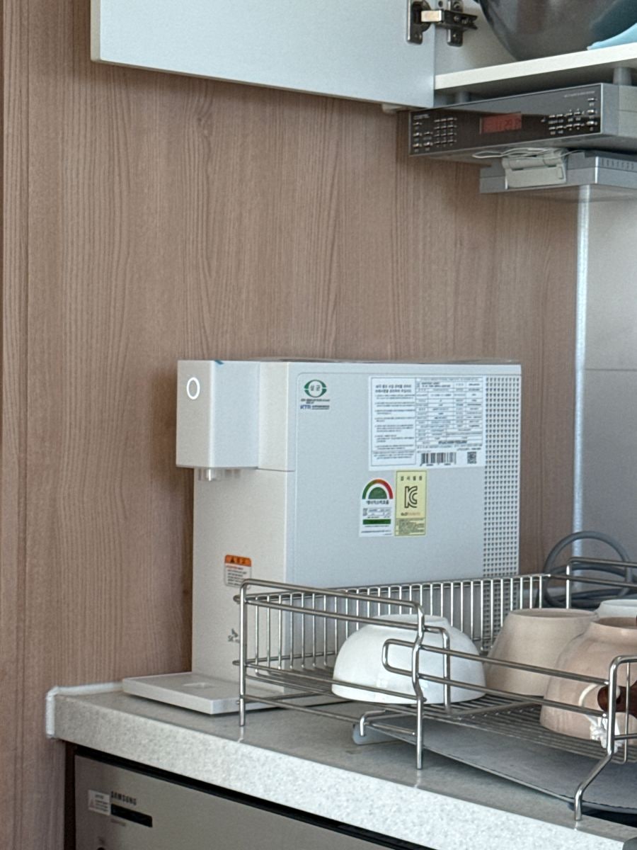 다양한 측면에서 찍은 SK인텔릭스 초소형 직수 정수기