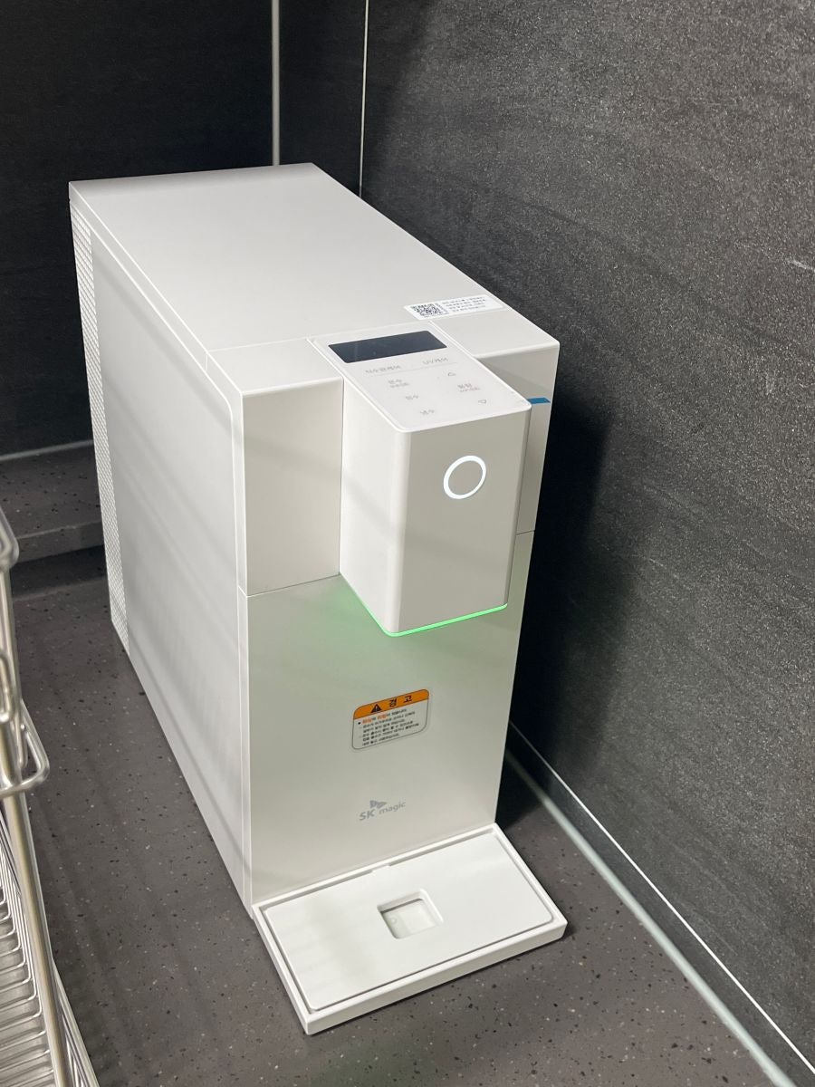 틈새 공간에도 여유있게 들어가는 SK인텔릭스 초소형 직수 정수기