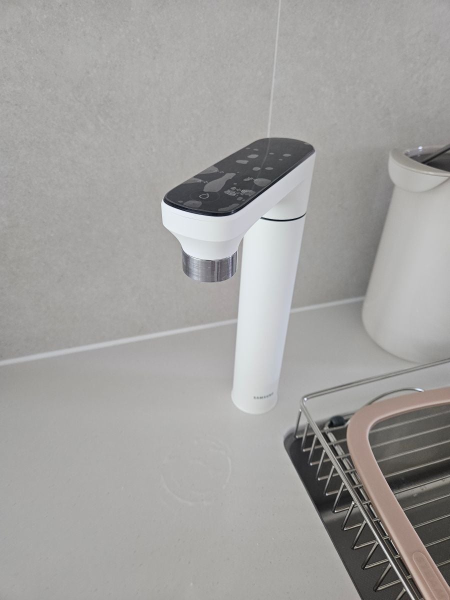 주방에서 사용 중인 삼성 비스포크 냉온정 언더싱크 정수기 