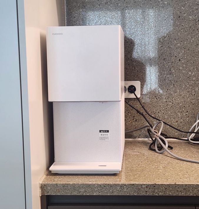 콘센트와 가까이에 설치해둔 정수기 모습  | 출처: 렌트리 