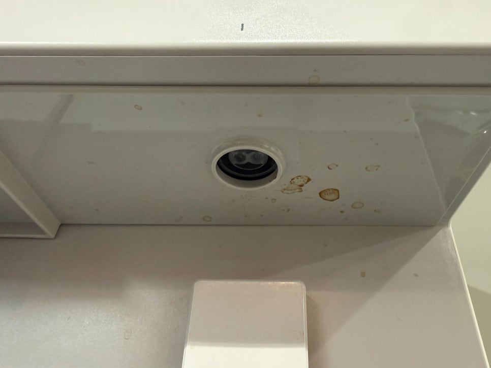 출수구 주변이 오염된 사진 | 출처: 렌트리